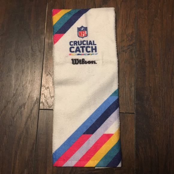 Wilson NFL Crucial Catch Football Belt Towel - Picture 2 of 8